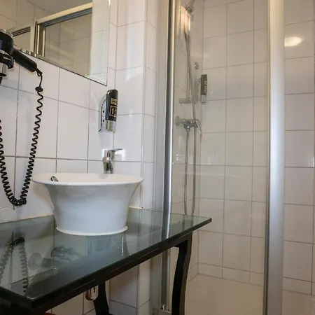 Hague Center 3*