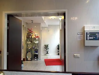 Hague Center 3*