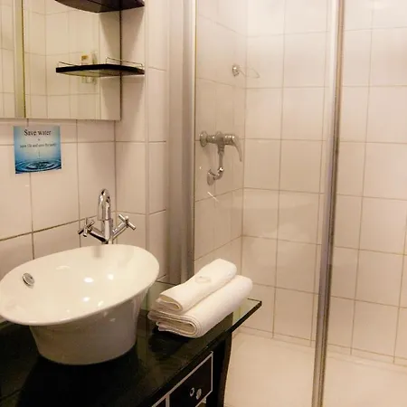 Hague Center 3*