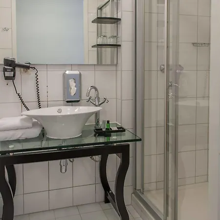 Hague Center 3*