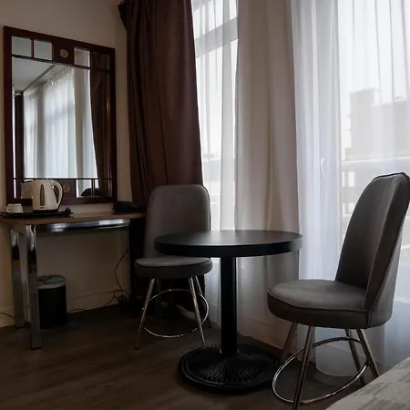 Hague Center 3*